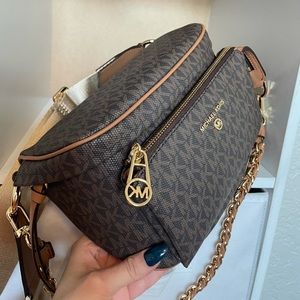 BRAND NEW MICHAEL KORS SLATER LOGO SLINGPACK